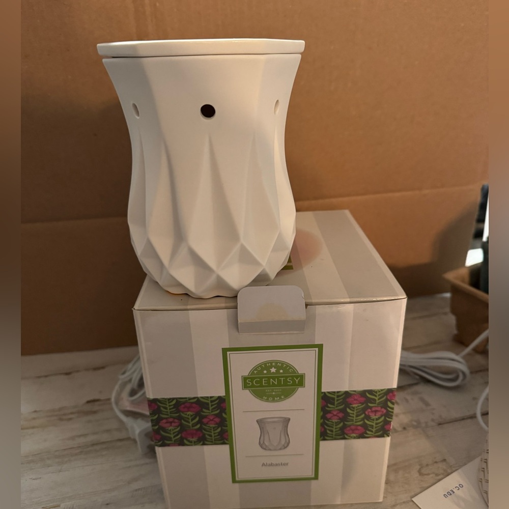 Scentsy Geometric White Wax Warmer